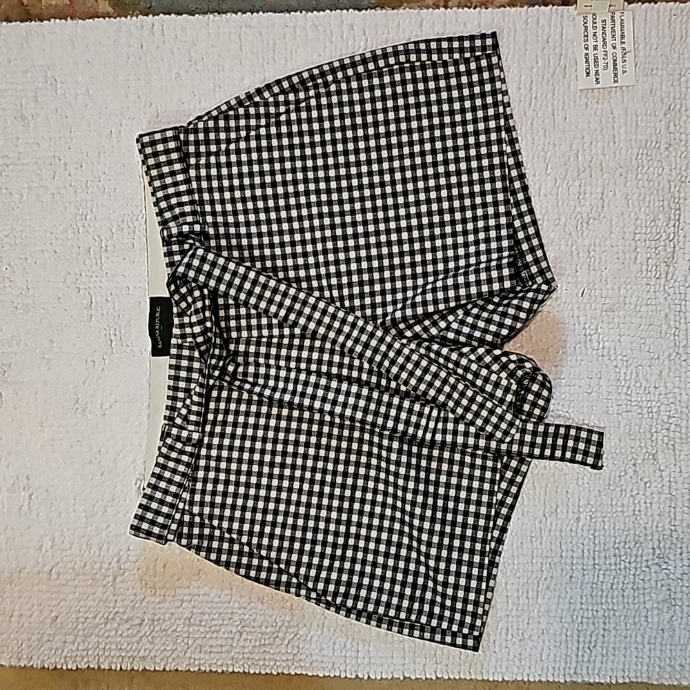 Banana Republic black & White shorts in womans Size 4